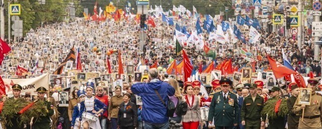 Около 100 тысяч жителей Калуги приняли участие в шествии «Бессмертного полка»